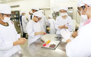 「食品開発実習Ⅰ」で職人を招いて和菓子の製造実習を行いました