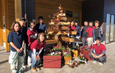 小林市内に地元の花の用いたディスプレイを制作しました。【庭園デザイン学研究室】