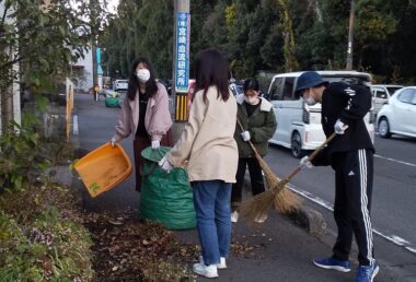 県道脇の道路清掃作業