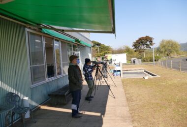 昼食後は屋外観察の練習