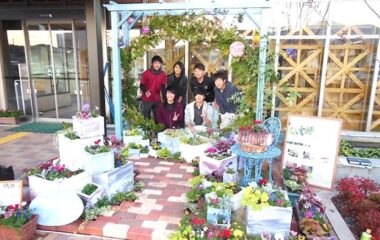 小林市役所前に地元の花のディスプレイガーデンを制作しました。【庭園デザイン学研究室】