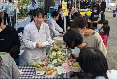 本学ブース「はかって知ろう！野菜の適量」