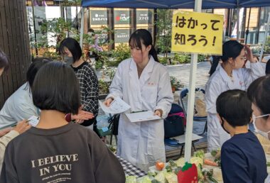 本学ブース「はかって知ろう！野菜の適量」