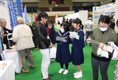 食品開発科学科の学生による説明