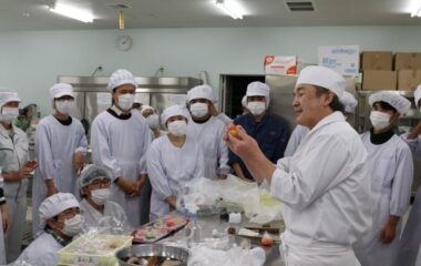 授業「食品開発実習Ⅰ」で職人を招いて和菓子作りを行いました