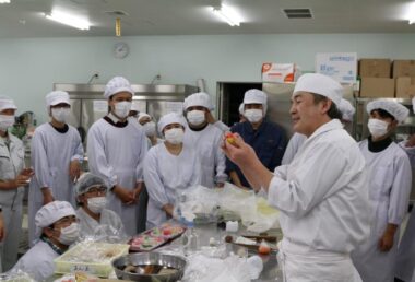 和菓子職人三輪さんによる和菓子作りの指導