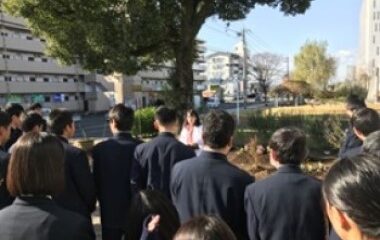 学生が高校生に植物遺伝資源をレクチャー