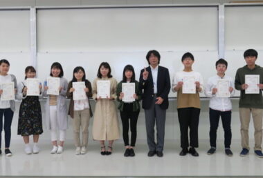 受賞した成績優秀者9名と山口健一環境園芸学部長