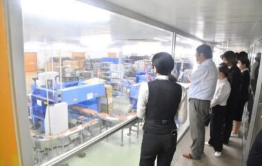 「食品工場見学」を実施しました。