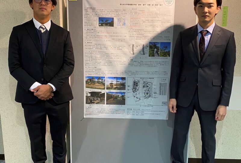 学会で発表したポスターの前で記念写真