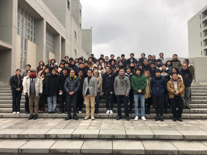 12月18日　学生交流企画終了後、参加者全員で記念撮影（九州大学にて）