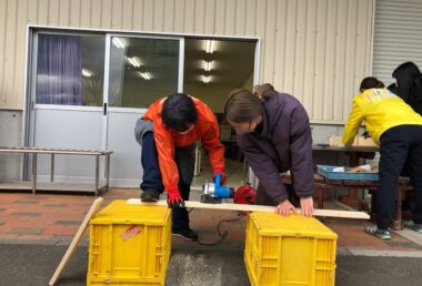 箱作り、はじめての電動のこぎりに四苦八苦