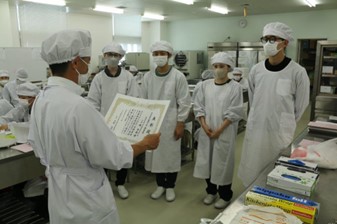 表彰状授与（食品開発実習Ⅱにおいて）