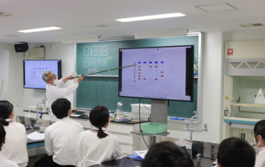 中学生が学内で講義を受講（都城泉ヶ丘高校附属中学校）