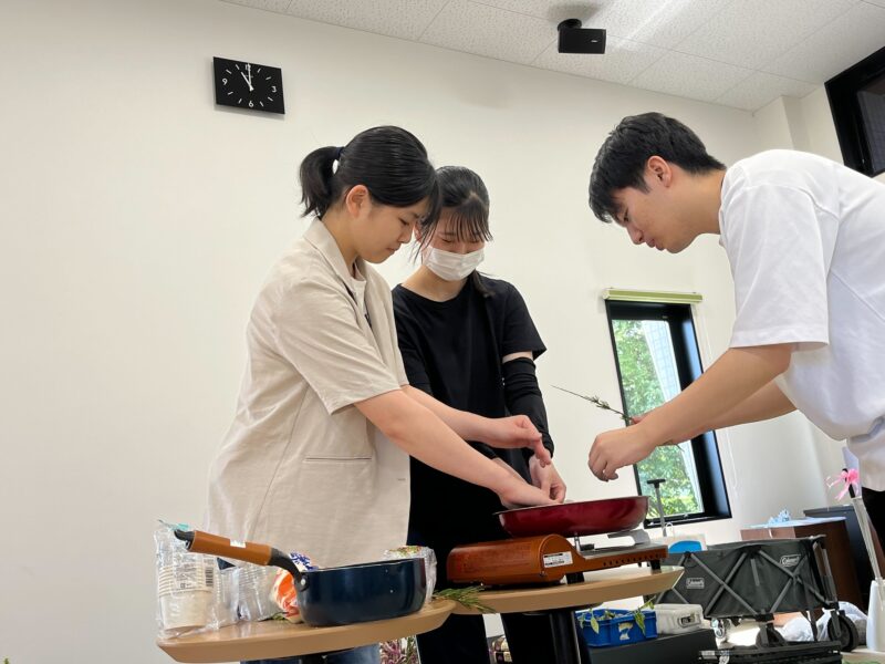 ハーブソルトをつくる高校生ボランティア