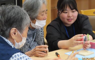 学生と高齢者がふれあう工作教室
