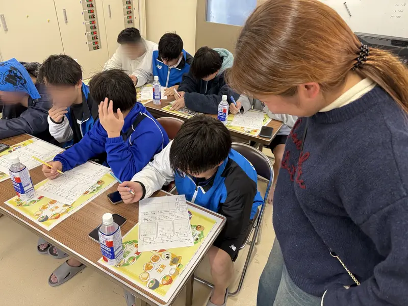 水球部に対して栄養指導を行う学生の様子