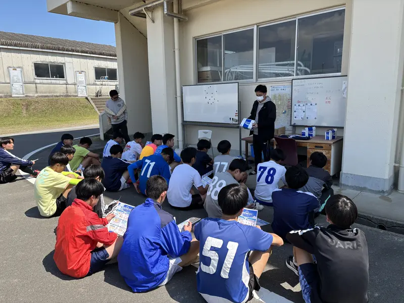 熱中症対策について説明している様子