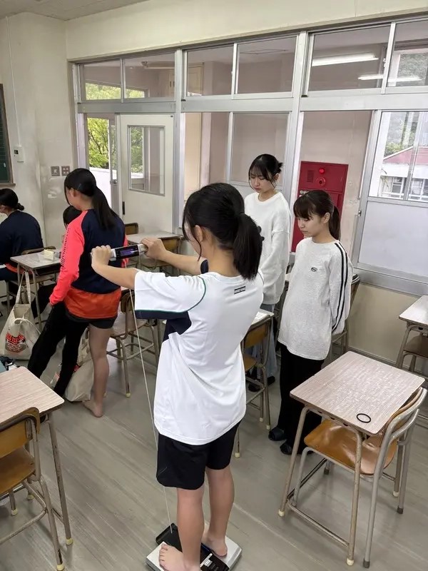 陸上部での体組成測定の様子