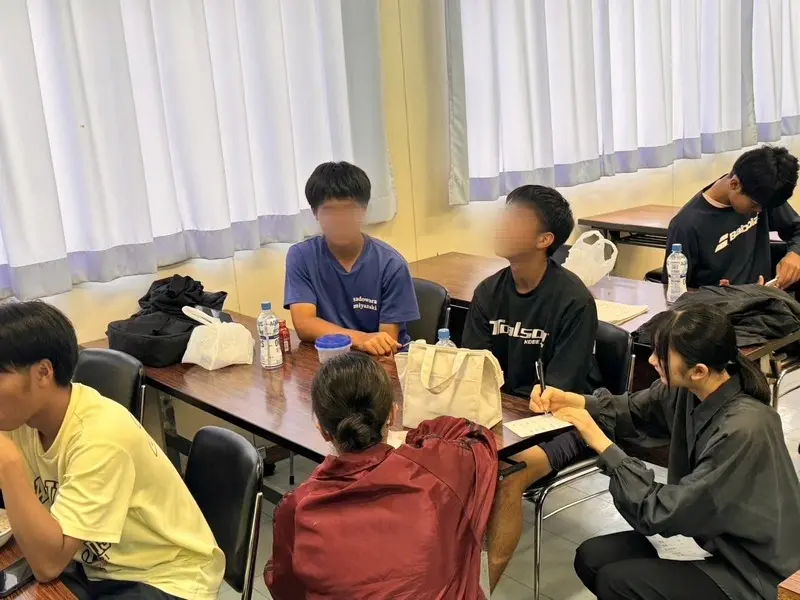 テニス部選手に食事ヒアリングを行っている様子