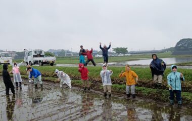 「チャレンジ農園」で田植え体験を実施しました