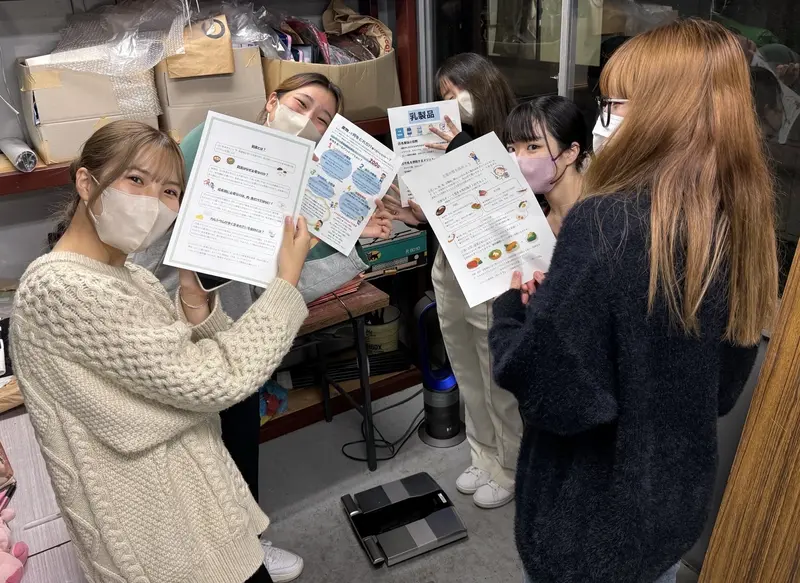 栄養指導資料を作成する学生の様子
