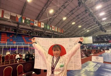 銀メダル獲得の吉田選手　仲間からの寄せ書きとともに