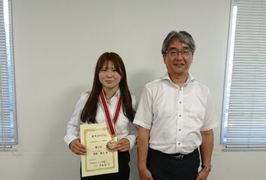 漆原選手が帰宮後、中瀬理事長に結果報告
