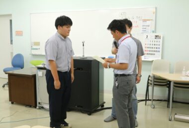 受講した2名の高校生に修了証書を授与