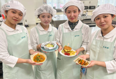 管理栄養学科の学生とコウライオヤニラミ料理