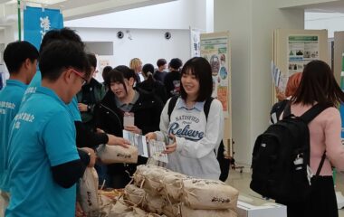 都城キャンパス学生に新米配布