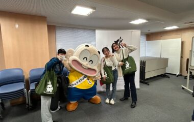 都城キャンパス学生に特産品配布